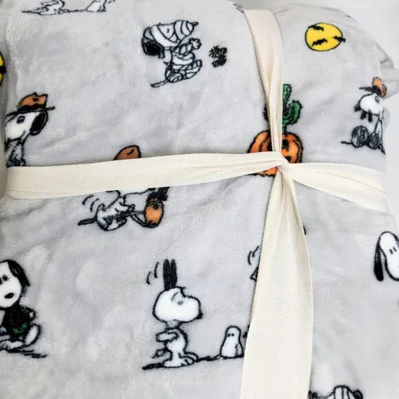 Peanuts Snoopy Halloween 60" x 90" - Twin VelvetSoft Mummy Berkshire Blanket NEW - Picture 7 of 9